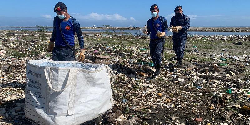 Ejército de Guatemala continúa apoyando limpieza de desechos sólidos en desembocadura del río Motagua