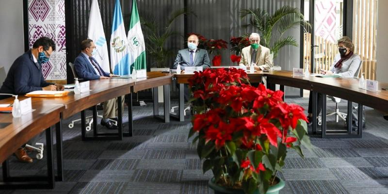 Autoridades del Ministerio de Economía y de la UVG, al momento de suscribir el convenio de cooperación.