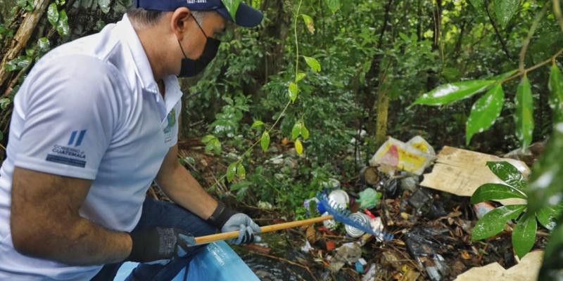 Ministro Mario Rojas Espino participa en la limpieza de Playas Limpias.