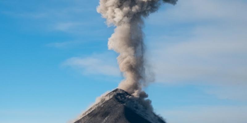 Vista al volcán de Fuego. Foto de archivo.