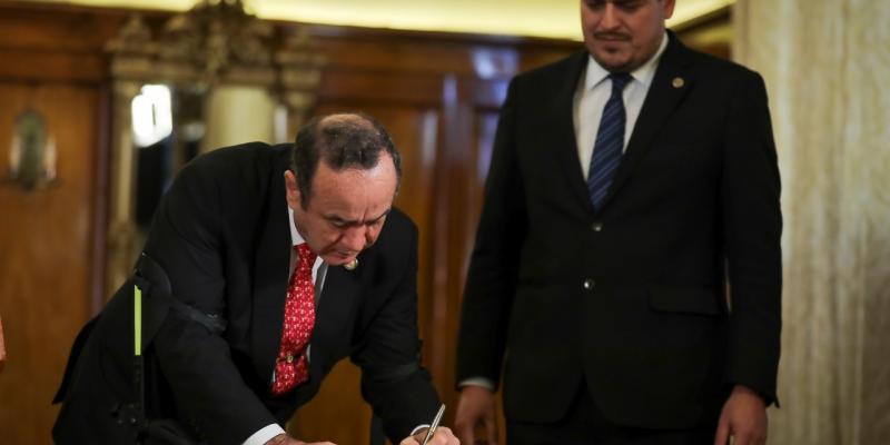 Firma del acuerdo gubernativo salario mínimo 2022