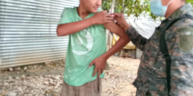 Primera Brigada de Infantería fortalece vacunación de guatemaltecos en Flores, Petén