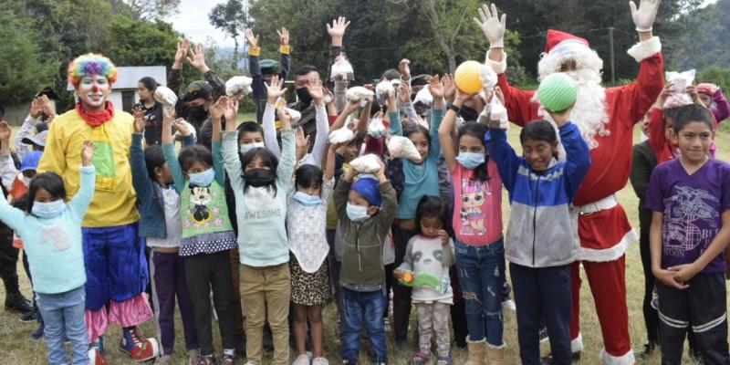 Brigada de Operaciones para Montaña comparte el espíritu navideño con niños de Quetzaltenango y San Marcos