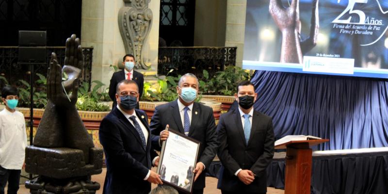 De izquierda derecha, ministro de Cultura, Felipe Aguilar, diputado Manuel Conde Orellana, homenajeado en el evento, y el director ejecutivo de la COPADEH, doctor Ramiro Alejandro Contreras, durante el 25 aniversario de la firma de la Paz Firme y Duradera