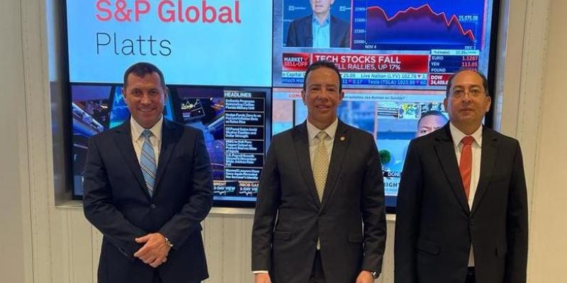 Ministro visita calificadoras de riesgo