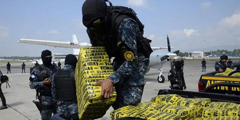 Como parte de las estrategias ordenadas por el Despacho Superior, a cargo del Señor Ministro, Gendri Reyes Mazariegos, la coordinación del Quinto Viceministerio y el trabajo operativo de la Subdirección General de Análisis de Información Antinarcótica (SGAIA) desde el uno de enero al cinco de diciembre del presente año se ha logrado un total general de avalúos contra el narcotráfico de Q. 3,631,779,857.87.  Según los cuadros estadísticos de la institución policial se han decomisado 9,829.49 kilos de Cocaína