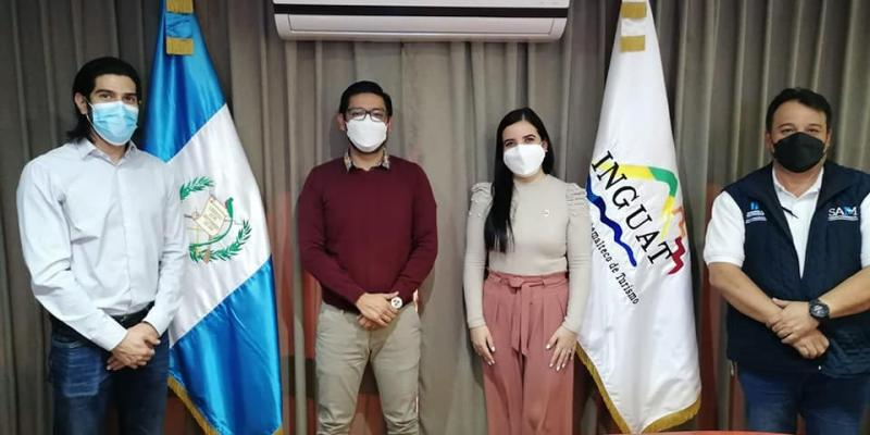 Arquitecto. Miguel Rivas conjunto a integrantes de Biciruta 502