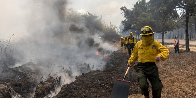 Brigada de Respuesta a Incendios Forestales –BRIF/GUA- de la CONRED atiende incendio. Foto de archivo.