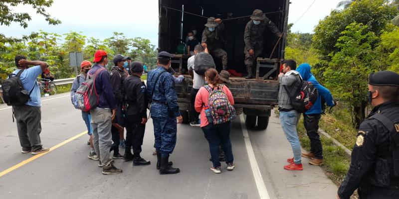 Brigada de Infantería de Marina transportó y proporcionó seguridad a migrantes