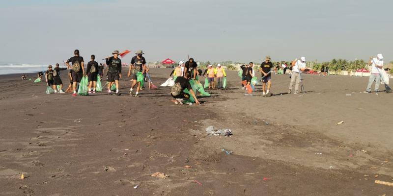 Limpieza de la playa pública del Puerto de San José, Escuintla
