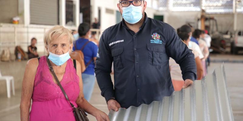 Personal de Fodes entrega láminas en Santa Rosa