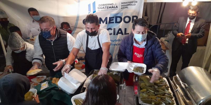 Personal de Mides comparte tamal navideño con la población