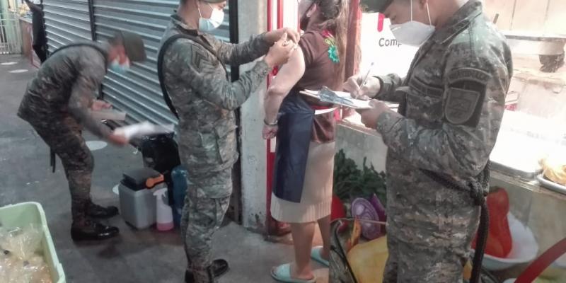 Más de 1500 guatemaltecos fueron vacunados en diferentes sectores de la capital por la Brigada de Infantería “Mariscal Zavala”