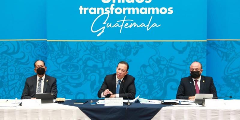 De Izq. a Der. se observa a Sergio Recinos, Presidente del Banco de Guatemala; Alvaro González Ricci, Ministro de Finanzas Públicas y Antonio Malouf, Ministro de Economía, durante la conferencia de prensa ofrecida en el patio de la Paz.