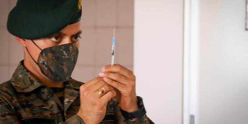 Es importante que todos los guatemaltecos asistamos a los centros para vacunarnos y evitar el contagio del Covid-19. No debemos bajar la guardia y cuidarnos todos