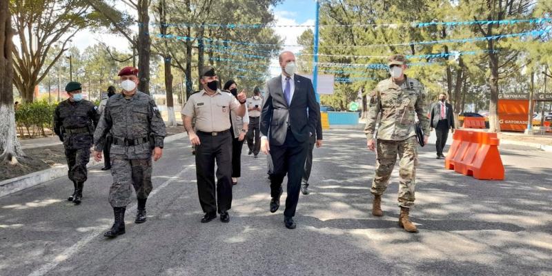 Embajador de los Estados Unidos visita y entrega donativo al puesto de vacunación masivo del Campo de Marte 