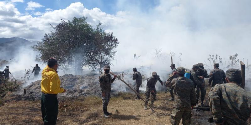 Brigada de Artillería apoya sofocamiento de incendio en Salamá, Baja Verapaz