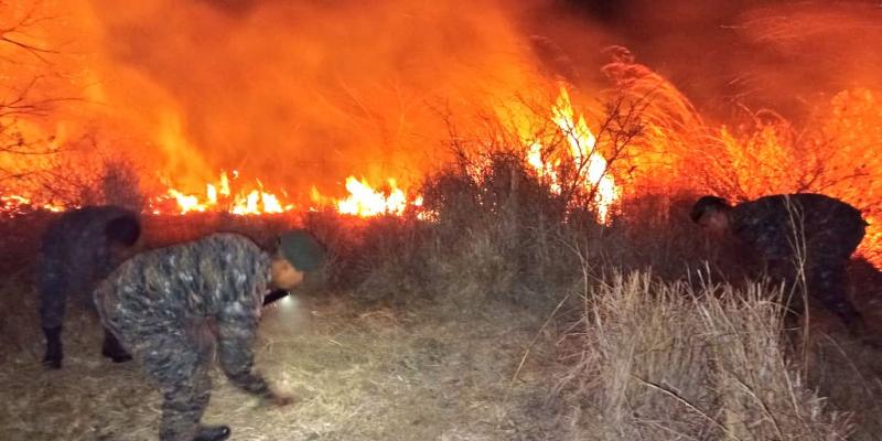 Ejército de Guatemala apoya a contrarrestar incendio forestal en El Progreso, Jutiapa