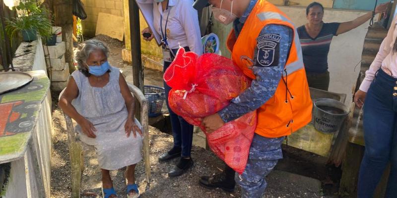 Ejército de Guatemala comparte con adultos mayores del asilo “Mis Años Dorados” de Izabal  