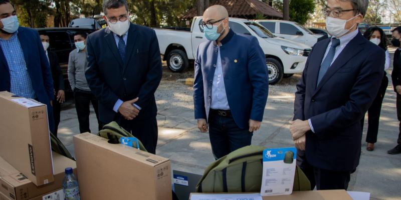 El secretario de Bienestar Social verifica el donativo