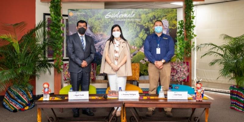Autoridades en presentación de tour de floración