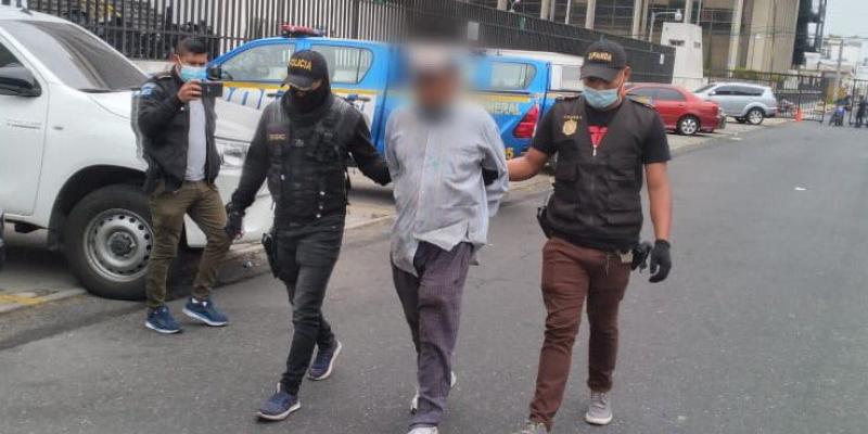 Agentes de DIPANDA capturan a persona con arma hechiza y droga en zona 18 