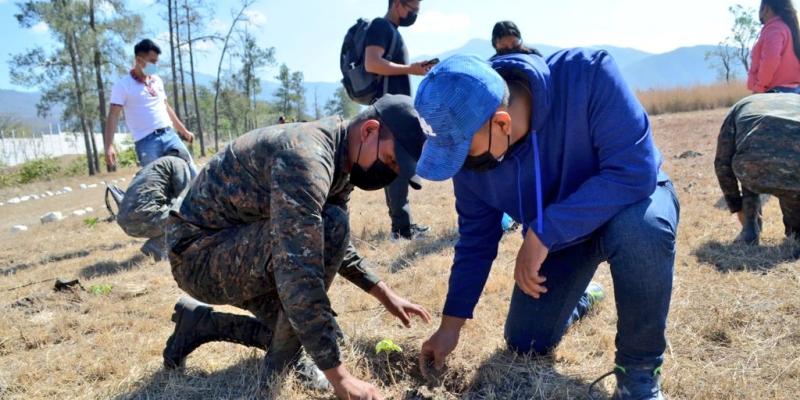 Brigada de Artillería de Campaña comparte conocimientos y siembra árboles
