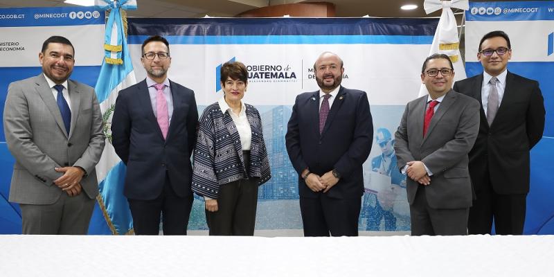 El Ministro de Economía, Antonio Malouf (tercero de Der. a Izq., presidió la presentación. 