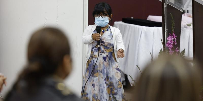 Trabajadora del MARN recibe la medalla Oficina Nacional de la Mujer