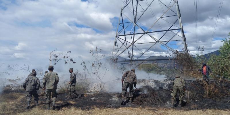 Ejército de Guatemala apoya a contrarrestar incendio forestal en Quesada, Jutiapa