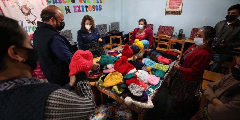 El grupo de muejeres Kawok  elabora bordados y prendas de crochet.