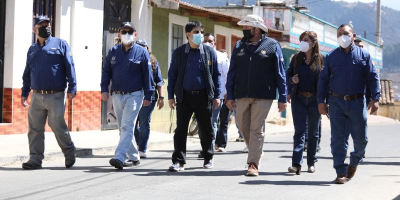 El Ministro de Economía, Antonio Malouf (centro) durante su visita a Totonicapán.