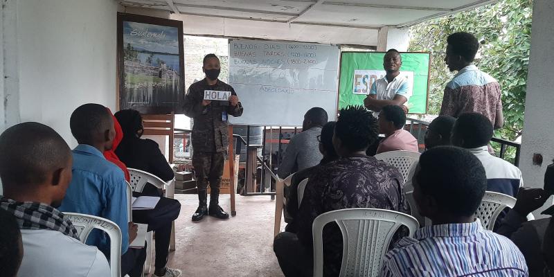 XXI Contingente de Fuerzas Especiales desplegado en El Congo imparte curso de idioma español a jóvenes congoleses