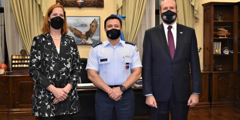 Ministro de la Defensa Nacional y Subsecretaria Heide Fulton abordan temas de combate al crimen organizado transnacional