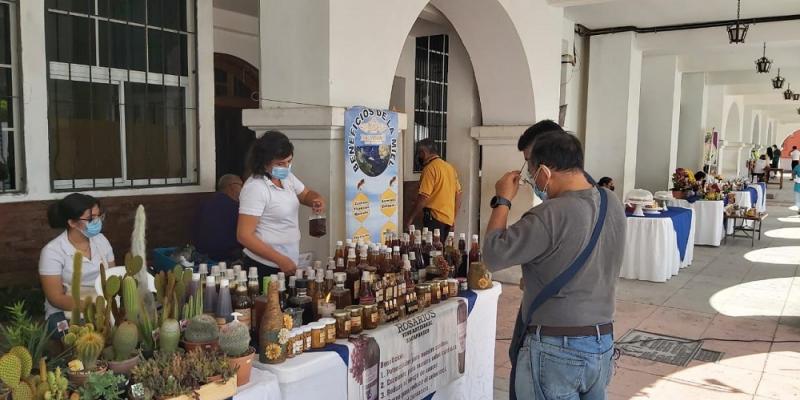 Los corredores de la Municipalidad de Zacapa fueron es escenario para la muestra de productos.