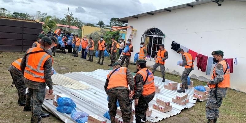 Ejército de Guatemala apoya embalaje y entrega de ayuda humanitaria a afectados por lluvias en Izabal