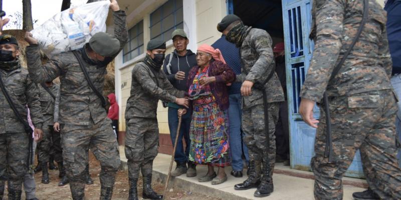 Brigada de Operaciones para Montaña apoya entrega de víveres y medicinas en Tajumulco, San Marcos
