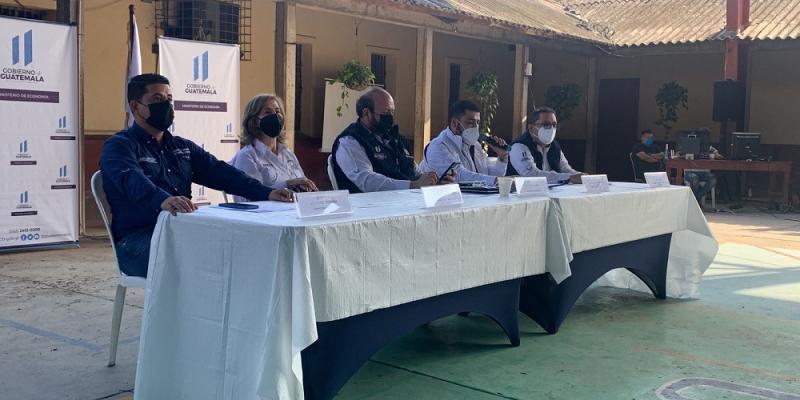 El Ministro de Economía, Antonio Malouf (Centro), preside la inauguración de la Feria de Formalización.