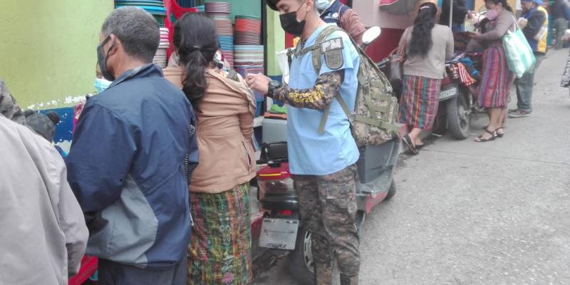 Segunda Brigada de Policía Militar efectuó vacunación móvil en el mercado de San Juan Sacatepéquez