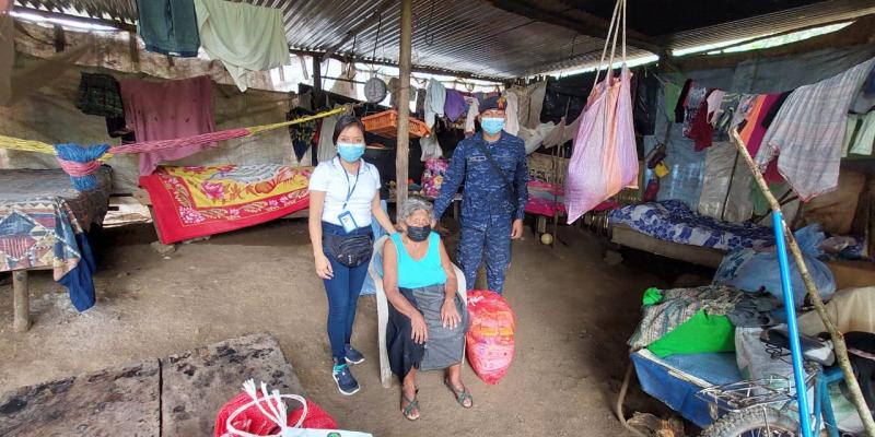 Brigada de Infantería de Marina apoya distribución de víveres a personas de la tercera edad