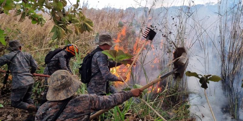 Cuarta Brigada de Infantería apoya sofocamiento de incendio en Cuyotenango, Suchitepéquez  
