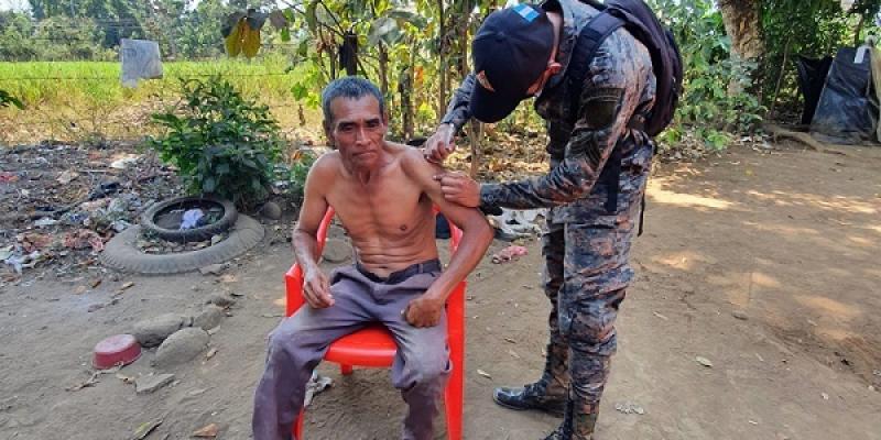 Brigadas del Ejército de Guatemala intensifican vacunación móvil en los departamentos