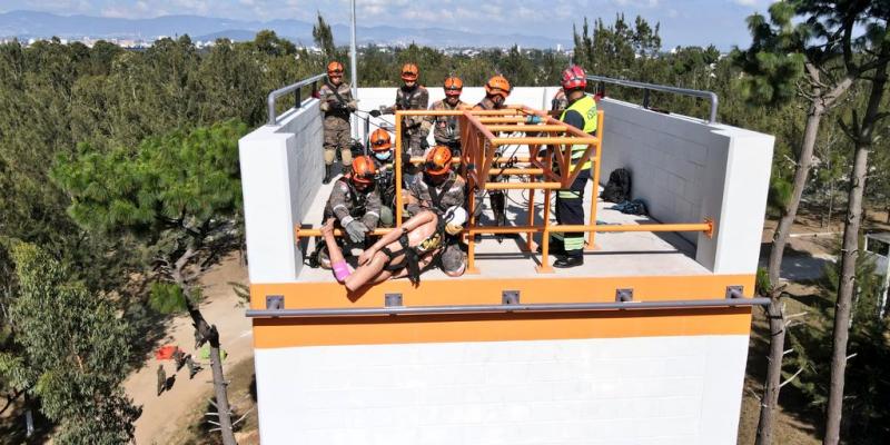 Batallón Humanitario y de Rescate se entrena para efectuar rescate en alturas