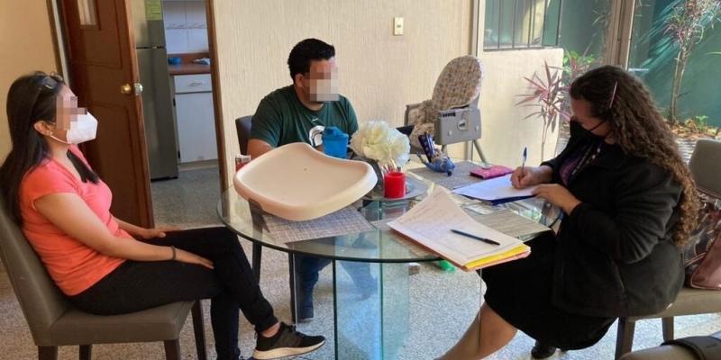 Las familias pasan por un proceso de certificación