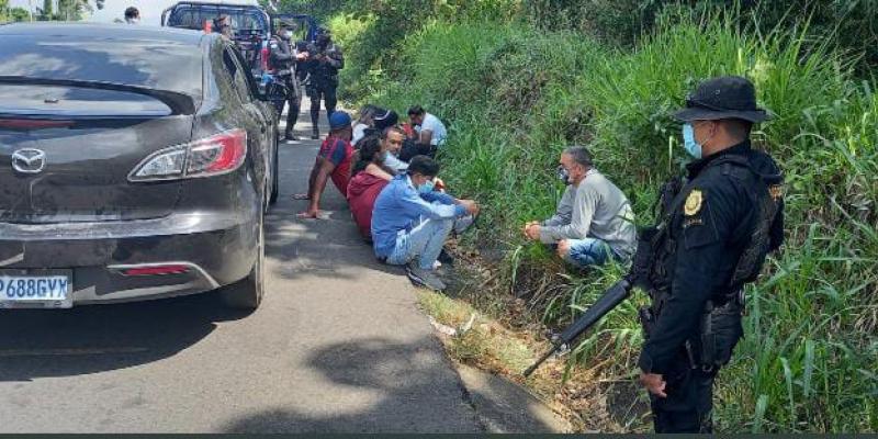 Agentes de PNC capturan a tres personas por transportar en sus vehículos a 22 indocumentados 