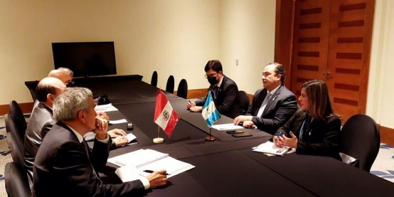 Cancilleres de Guatemala y Perú abordan temas de cooperación, comercio y cultura