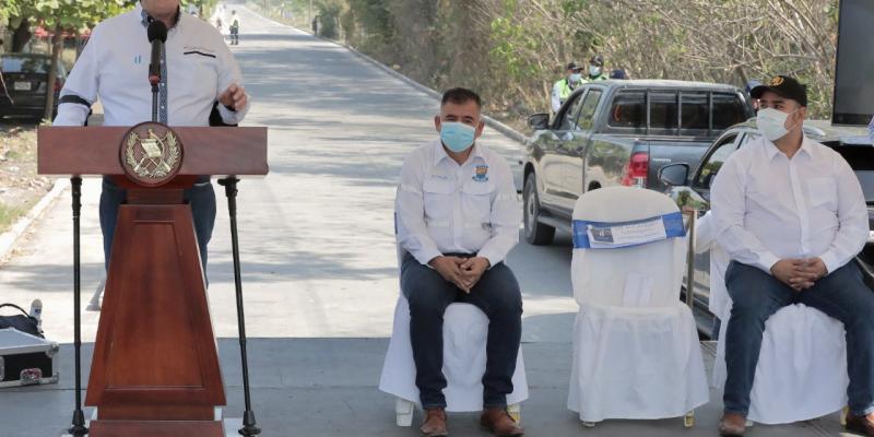 Inauguran tramo carretero