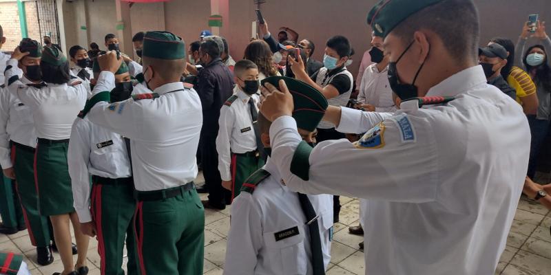 Imposición de birrete a Caballero Alumno de la Escuela Militar de Música.