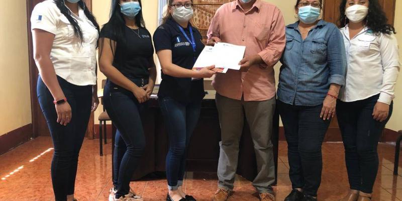 Personal de Mides gestionando Beca Social Artesano