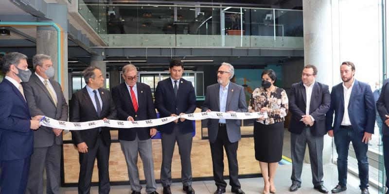 Representantes de los sectores público y privado  durante la inauguración de la VAC.